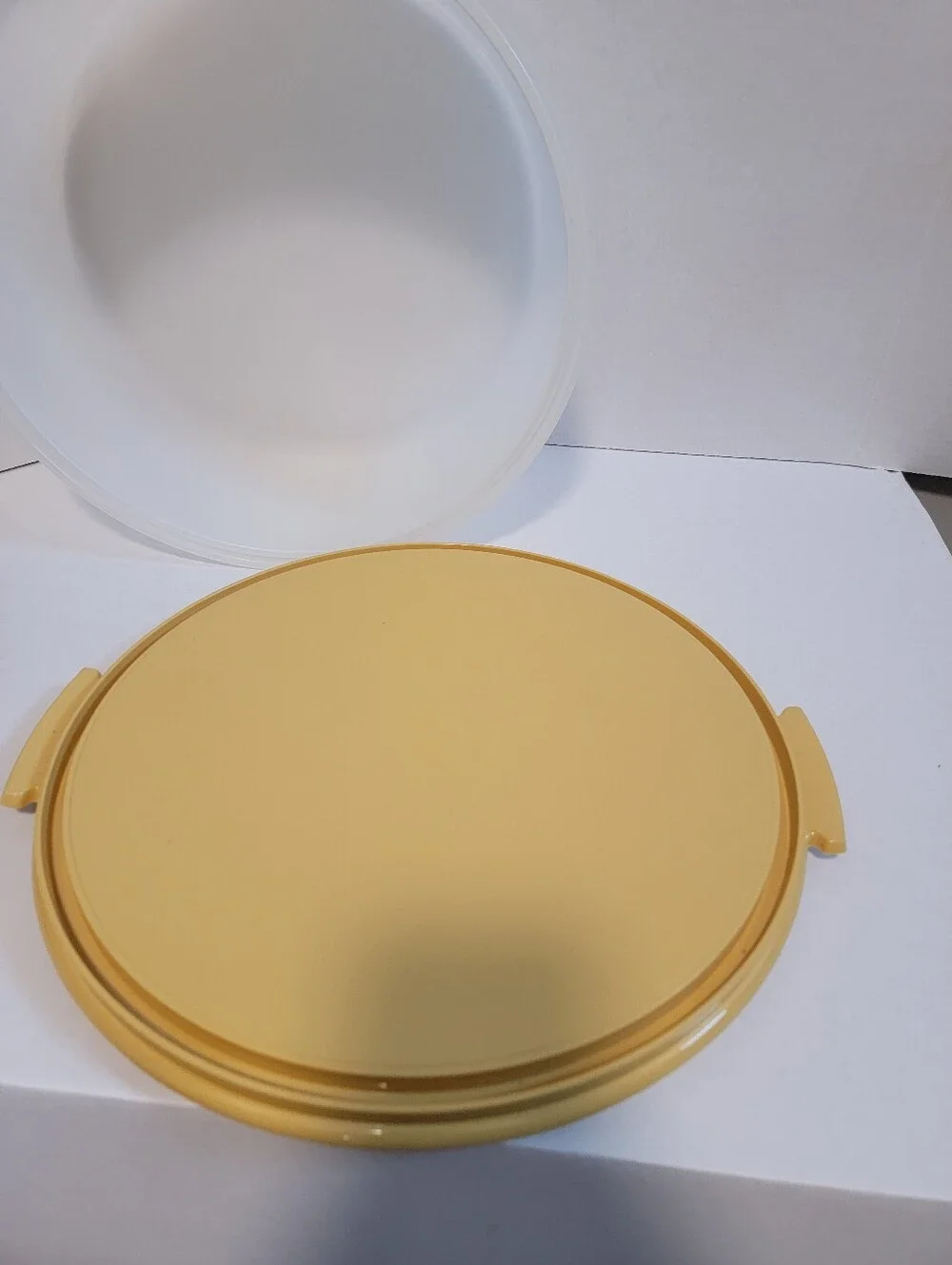Vintage Tupperware Harvest Gold #1256 w/Sheer Cover Cake Taker Carrier